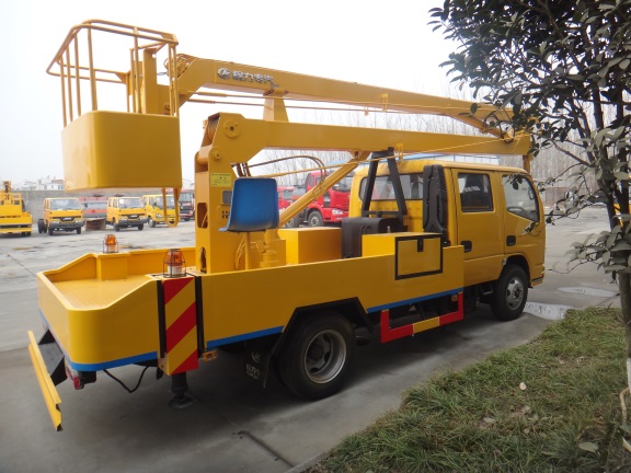 國五東風(fēng)凱普特(小多利卡)高空作業(yè)車(chē)