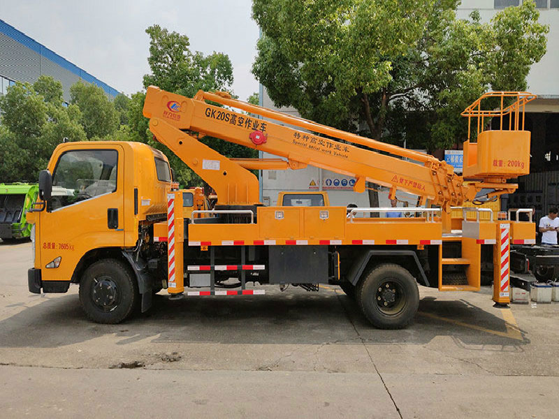 程力高空作業(yè)車(chē)廠(chǎng)家教你如何正確的選購22米直臂高空作業(yè)車(chē)