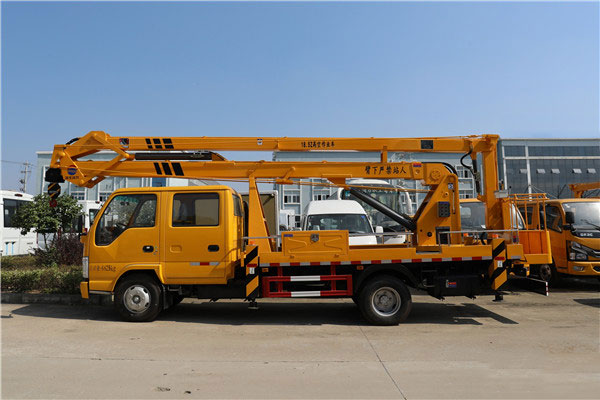 18米的高空作業(yè)車(chē)你會(huì )選擇雙排還是單排駕駛室