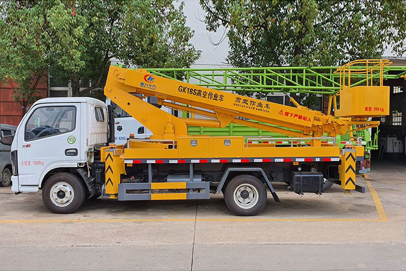 國六18米直臂式高空作業(yè)車(chē)順利交車(chē)