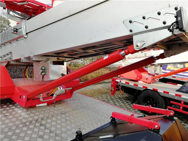 28米高空云梯作業(yè)車(chē)圖片展