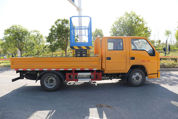 江鈴順達雙排國六8米剪刀式高空作業(yè)車(chē)有什么不同
