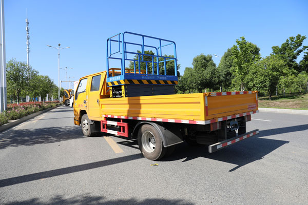 江鈴順達雙排國六8米剪刀式高空作業(yè)車(chē)有什么不同
