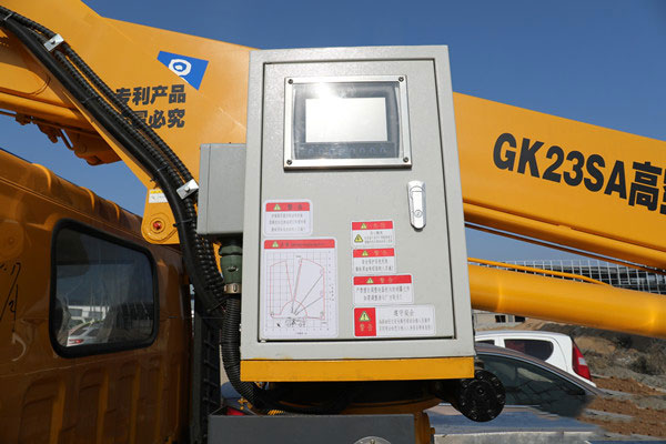 折疊臂式與直臂式高空作業(yè)車(chē)的劣勢與優(yōu)勢對比