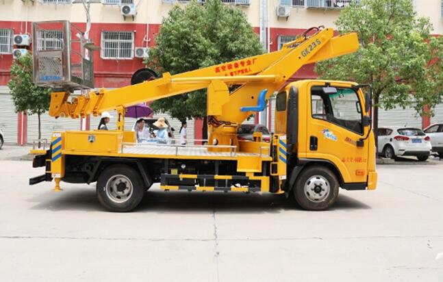 國六大運23米伸縮臂式高空作業(yè)車(chē)
