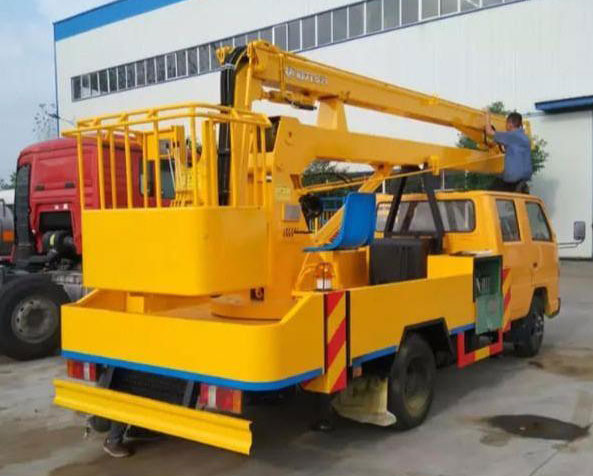 18米的東風(fēng)多利卡高空作業(yè)車(chē)