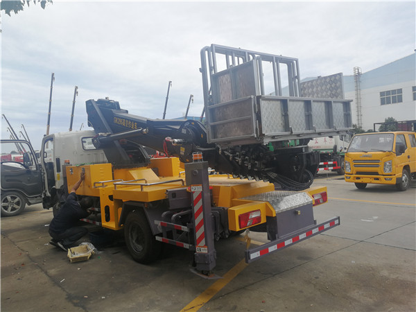 江鈴進(jìn)口28米伸縮臂高空作業(yè)車(chē)