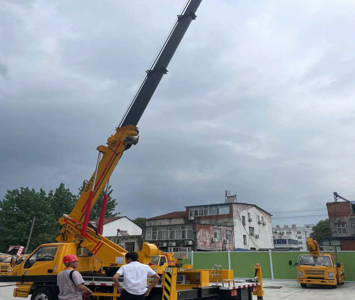 江鈴順達國六25米27米藍牌伸縮臂高空作業(yè)車(chē)